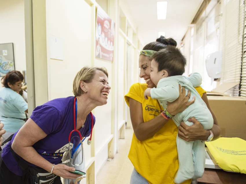 Medical volunteer makes patients smile