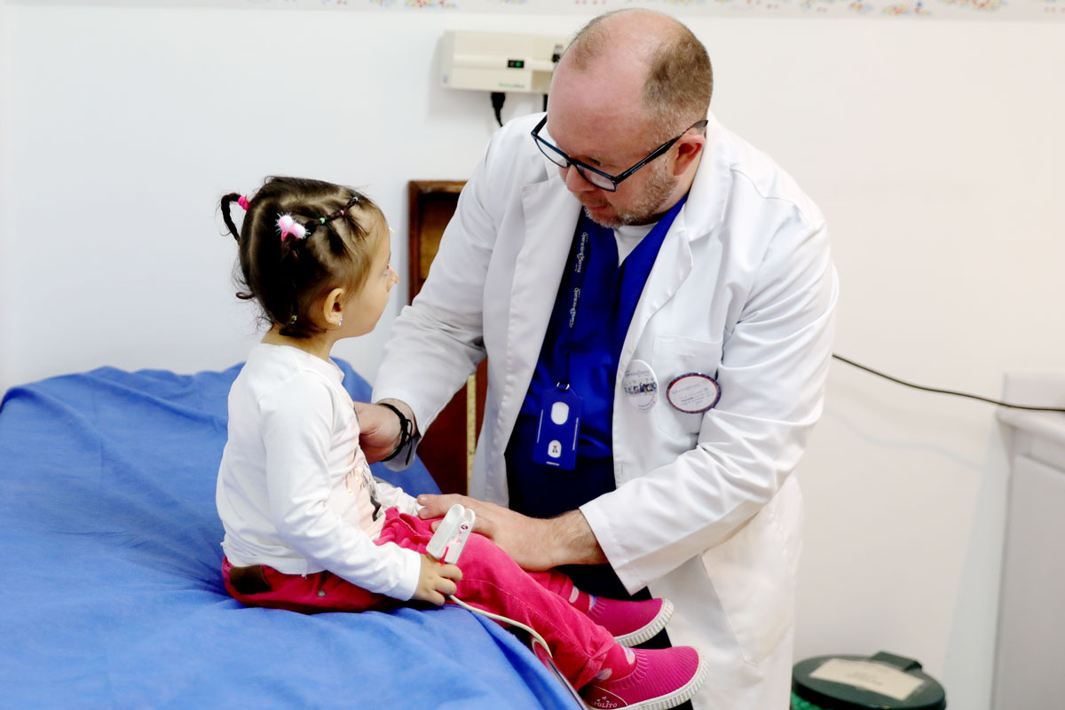Consult-0583_FLM_1859 Doctor examining a child