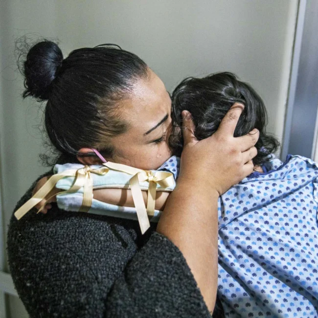 Valeria is emotional when she sees Lilia's transformation after surgery.